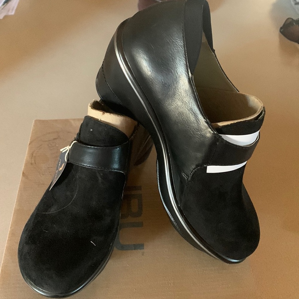 BNIB. JBU Clogs